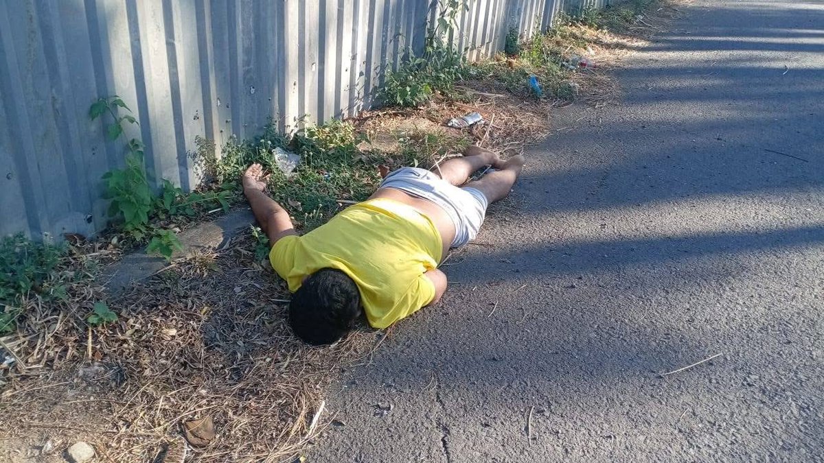ITROriginal's tweet photo. 🚨HALLAN CUERPO SIN VIDA SOBRE LA CARRETERA PANAMERICANA, SAN VICENTE

📌Este sábado por la mañana, las autoridades reportaron el hallazgo del cuerpo sin vida de un hombre, de aproximadamente 40 años, sobre la Carretera Panamericana, cerca del desvío hacia San Vicente.

📌Equipos de la Policía Nacional Civil acordonaron el área para iniciar las investigaciones correspondientes, mientras se espera la llegada de Medicina Legal y la Fiscalía General de la República para determinar las causas del deceso.

📌El tráfico vehicular en la zona ha sido reducido a un solo carril, por lo que se recomienda precaución a los automovilistas que transiten por el sector.