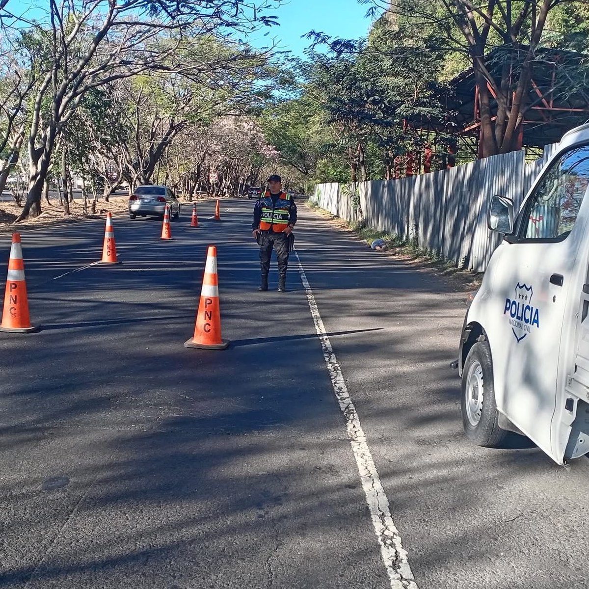 ITROriginal's tweet photo. 🚨HALLAN CUERPO SIN VIDA SOBRE LA CARRETERA PANAMERICANA, SAN VICENTE

📌Este sábado por la mañana, las autoridades reportaron el hallazgo del cuerpo sin vida de un hombre, de aproximadamente 40 años, sobre la Carretera Panamericana, cerca del desvío hacia San Vicente.

📌Equipos de la Policía Nacional Civil acordonaron el área para iniciar las investigaciones correspondientes, mientras se espera la llegada de Medicina Legal y la Fiscalía General de la República para determinar las causas del deceso.

📌El tráfico vehicular en la zona ha sido reducido a un solo carril, por lo que se recomienda precaución a los automovilistas que transiten por el sector.
