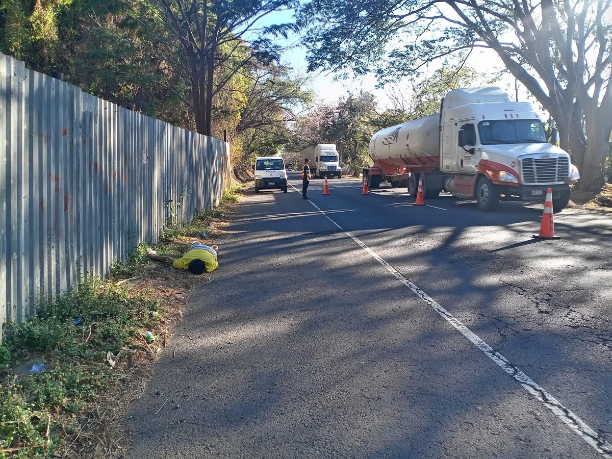 ITROriginal's tweet photo. 🚨HALLAN CUERPO SIN VIDA SOBRE LA CARRETERA PANAMERICANA, SAN VICENTE

📌Este sábado por la mañana, las autoridades reportaron el hallazgo del cuerpo sin vida de un hombre, de aproximadamente 40 años, sobre la Carretera Panamericana, cerca del desvío hacia San Vicente.

📌Equipos de la Policía Nacional Civil acordonaron el área para iniciar las investigaciones correspondientes, mientras se espera la llegada de Medicina Legal y la Fiscalía General de la República para determinar las causas del deceso.

📌El tráfico vehicular en la zona ha sido reducido a un solo carril, por lo que se recomienda precaución a los automovilistas que transiten por el sector.