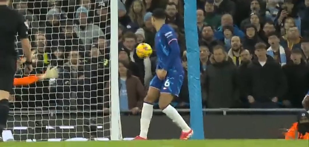 Trsfooty's tweet photo. 📸 - Huge chances for both sides as Foden strikes the outside of the post while Sancho's shot is blocked! Chelsea could have been 2-0 up!

#MCICHE | #EPL | #MCFC | #CFC https://t.co/gkCBC2zFra