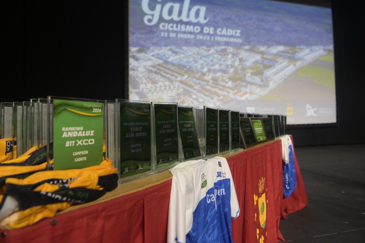 📸🏆Todo preparado en el Teatro Municipal José Manuel Valderas García de Trebujena antes de que comience la Gala del Ciclismo Gaditano 2024. En este acto se entregarán 156 premios a 128 premiados entre deportistas y clubes.