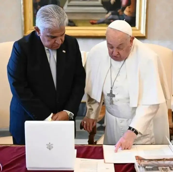 Presidente Mulino es Recibido por el Papá Francisco en el Vaticano. En la reunión la autoridad eclesial manifestó su apoyo a la causa panameña en defensa del Canal de Panamá.