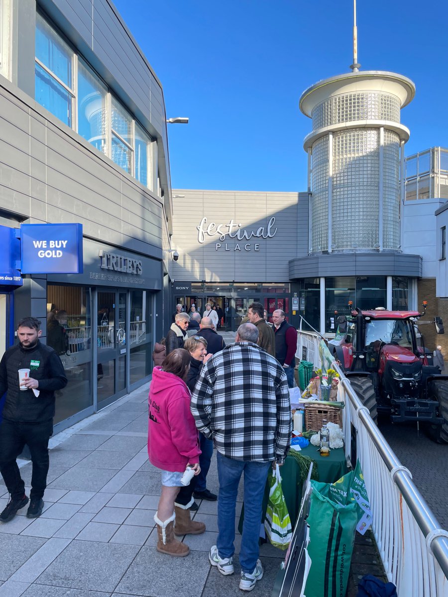 kfpben87's tweet photo. A great day in Basingstoke promoting food and farming and explaining to people why we need support on the issue of APR/BPR. 
The level of anger shown towards the current government by many members of the public was astonishing. 
@NFUtweets #StopTheFamilyFarmTax https://t.co/oNyVPoZcSd