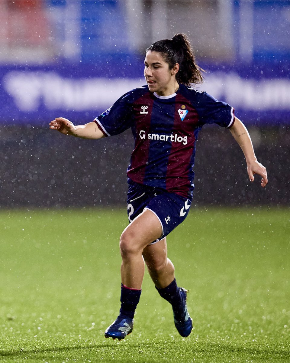 LigaF_oficial's tweet photo. 🌧️ Football in the rain, @MariianaaCG 

#LigaF | #EibarGranada https://t.co/ZM3f8AQk1s