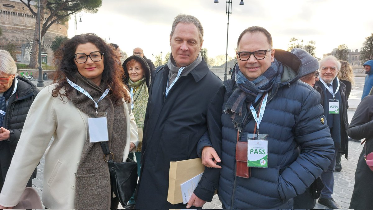 antoniopascotto's tweet photo. Appuntamento di buon'ora a San Pietro per il Giubileo della Comunicazione con il Presidente Nazionale dell'Ordine dei giornalisti  Carlo Bartoli  Nel cuore le parole del Papa, di Maria Ressa, Nobel per la pace, e Colum McCann  @franciscus @iubilaeum25 #giubileodellacomunicazione https://t.co/njGWXkzuLj