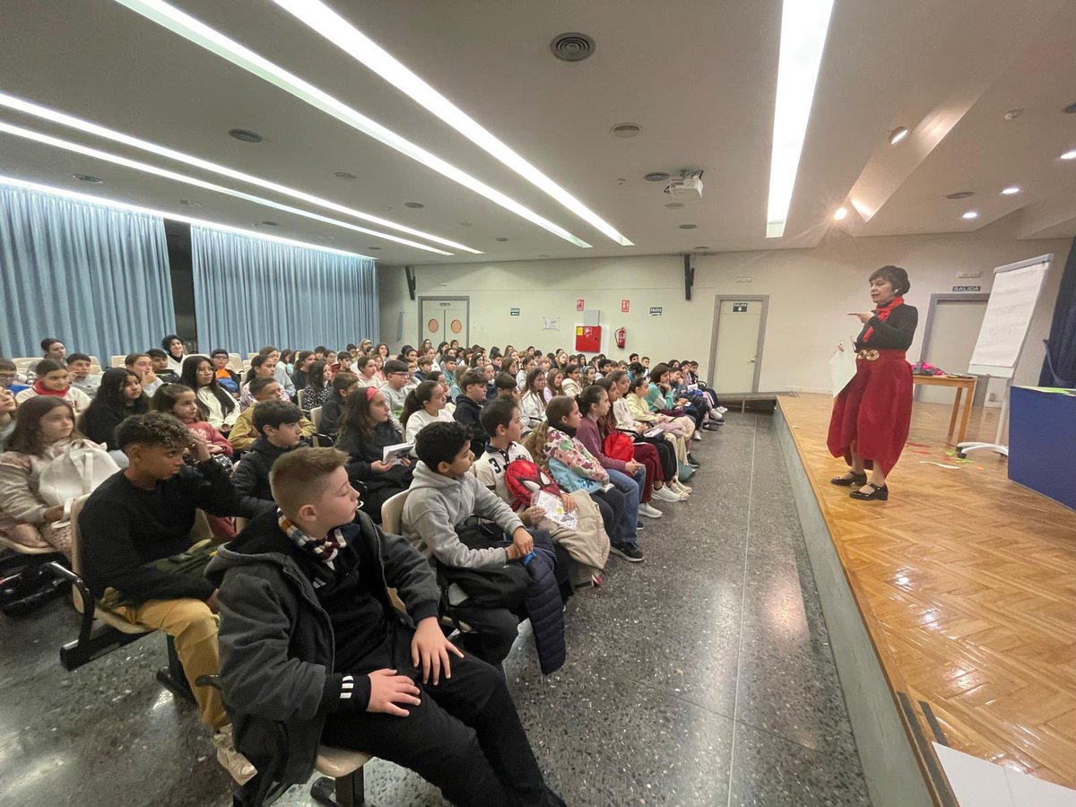CEIP_AnaCaicedo's tweet image. 📚📖ENCUENTROS LITERARIOS📖📚

Esta semana, el alumnado de 5º y 6º ha tenido la suerte de compartir un ratito con Violeta Monreal y poder disfrutar de su compañía, sabiduría y el maravilloso arte de dibujar sin lápiz.

#CEIPAnaCaicedo
#LeerEsCrecer    
#QueNoTeLoCuenten