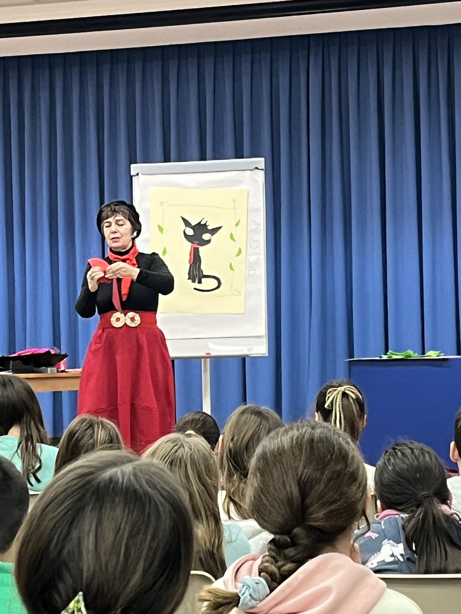 CEIP_AnaCaicedo's tweet image. 📚📖ENCUENTROS LITERARIOS📖📚

Esta semana, el alumnado de 5º y 6º ha tenido la suerte de compartir un ratito con Violeta Monreal y poder disfrutar de su compañía, sabiduría y el maravilloso arte de dibujar sin lápiz.

#CEIPAnaCaicedo
#LeerEsCrecer    
#QueNoTeLoCuenten