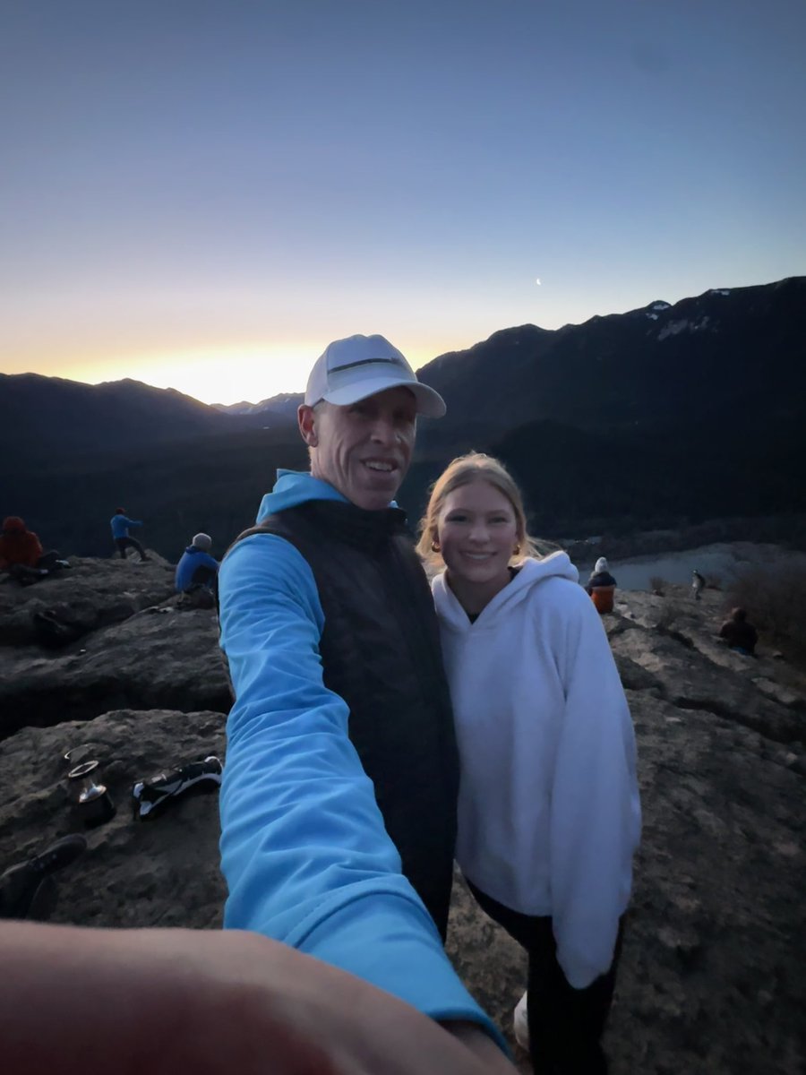 CeliaHulst's tweet photo. No games this weekend, but this morning was a 5 mile sunrise hike with my dad!! #08ECNL #sunrise #hiking https://t.co/CPzCPX9Rgo