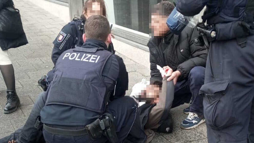 Riseup4rojavaD's tweet photo. In Kiel wurde heute eine kurdische Kundgebung angegriffen! Ein Genosse wurde durch einen IS Sympathisant mit einem Messer schwer verletzt!
Viel Kraft & gute Genesung dem Verletzten!
An vielen Orten kam es heute zu Kundgebungen zur 10 jährigen Kobanê Befreiung. https://t.co/P7AuRHfwTg