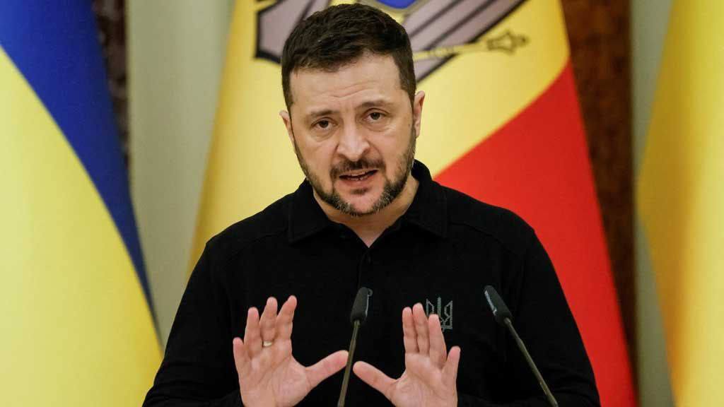 nexta_tv's tweet photo. ❗️ Volodymyr Zelensky explains the ban on negotiations with Putin

According to him, the ban applies to everyone except the President of Ukraine. The decree was signed to stop shadow negotiation processes involving figures like Medvedchuk and others.

In effect, the decree put an end to separatism in Ukraine.