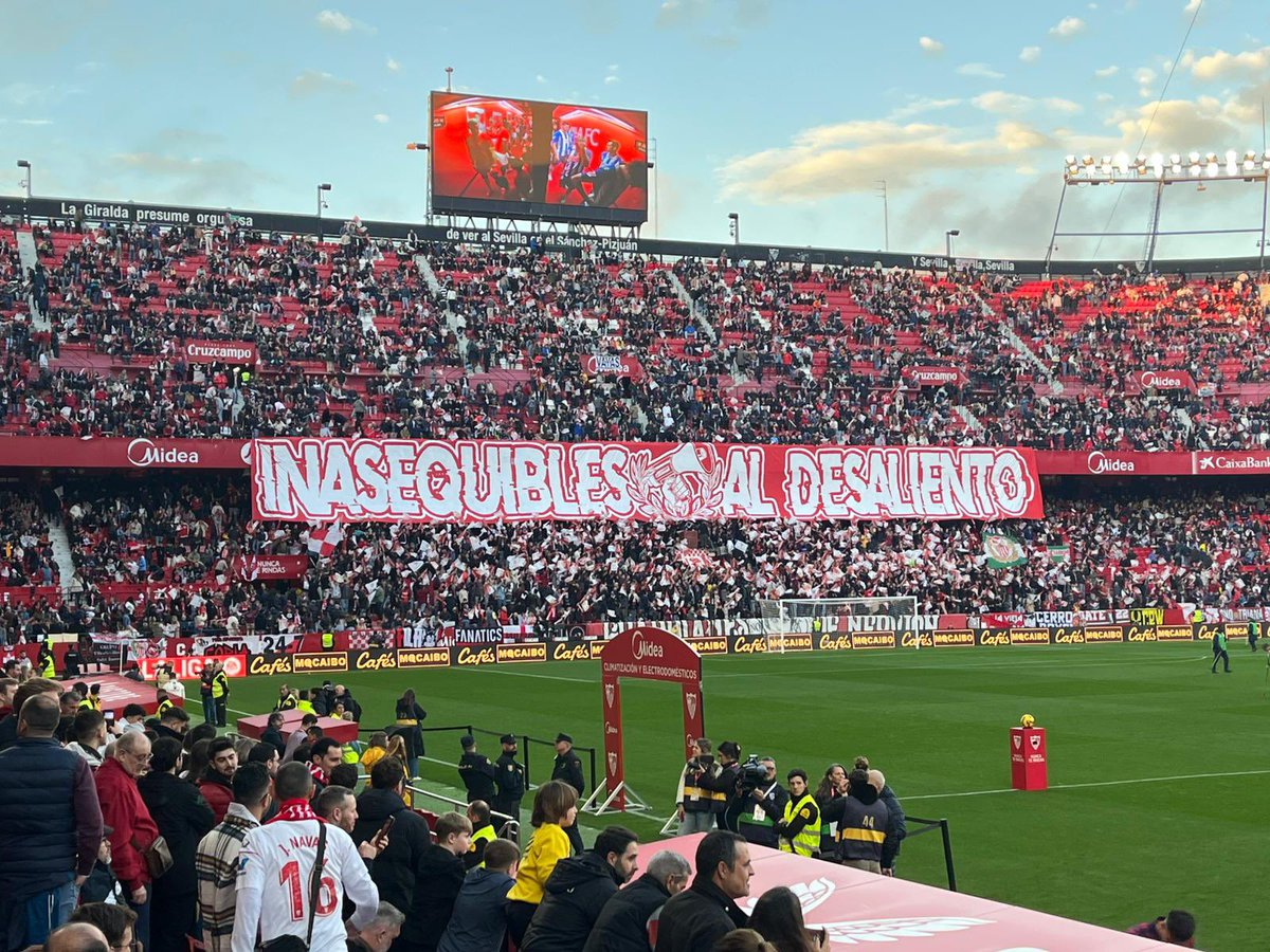 RojosDelSur's tweet photo. El trabajazo una vez más de la @BrigadaTifo dentro y fuera del estadio del Ramón Sánchez-Pizjuán para hacer de nuevo una caldera el #GolNorte de Nervión. https://t.co/c90csnKvzV