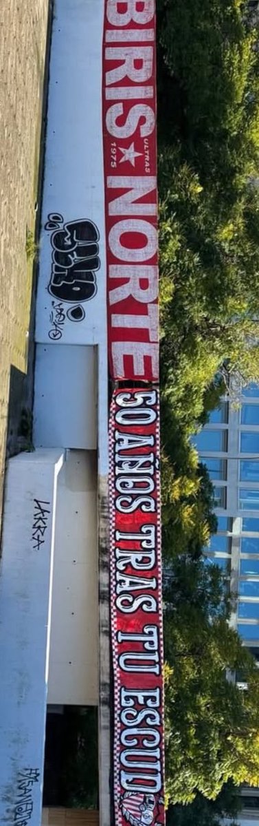 RojosDelSur's tweet photo. El trabajazo una vez más de la @BrigadaTifo dentro y fuera del estadio del Ramón Sánchez-Pizjuán para hacer de nuevo una caldera el #GolNorte de Nervión. https://t.co/c90csnKvzV