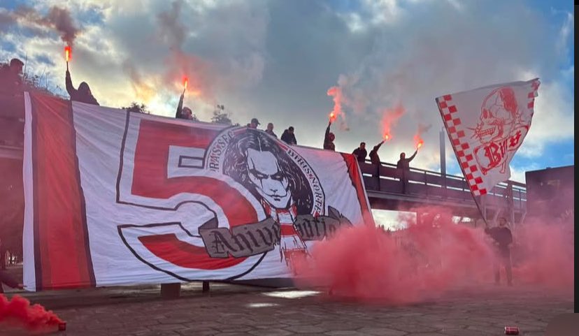 RojosDelSur's tweet photo. El trabajazo una vez más de la @BrigadaTifo dentro y fuera del estadio del Ramón Sánchez-Pizjuán para hacer de nuevo una caldera el #GolNorte de Nervión. https://t.co/c90csnKvzV