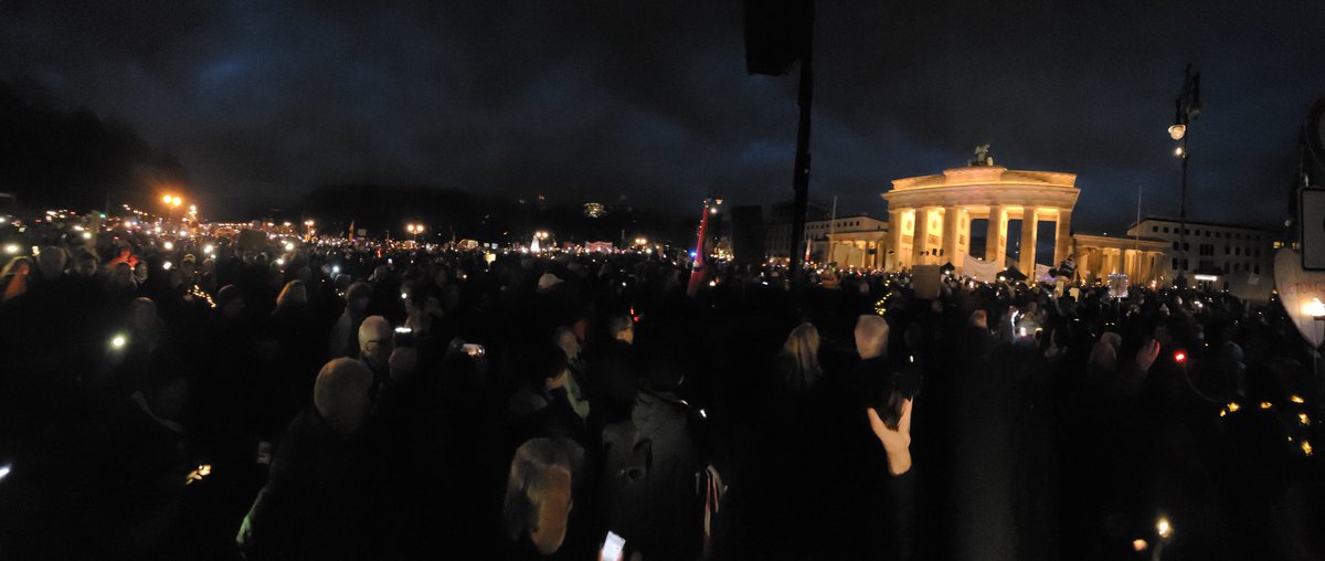 Matthias Löwenotter (@sp4c31nv4d3r) on Twitter photo So schön. 100.000 Leute gegen den Rechtruck heute am Brandenburger Tor mit einem #Lichtermeer So schön. 100.000 Leute gegen den Rechtruck heute am Brandenburger Tor mit einem #Lichtermeer