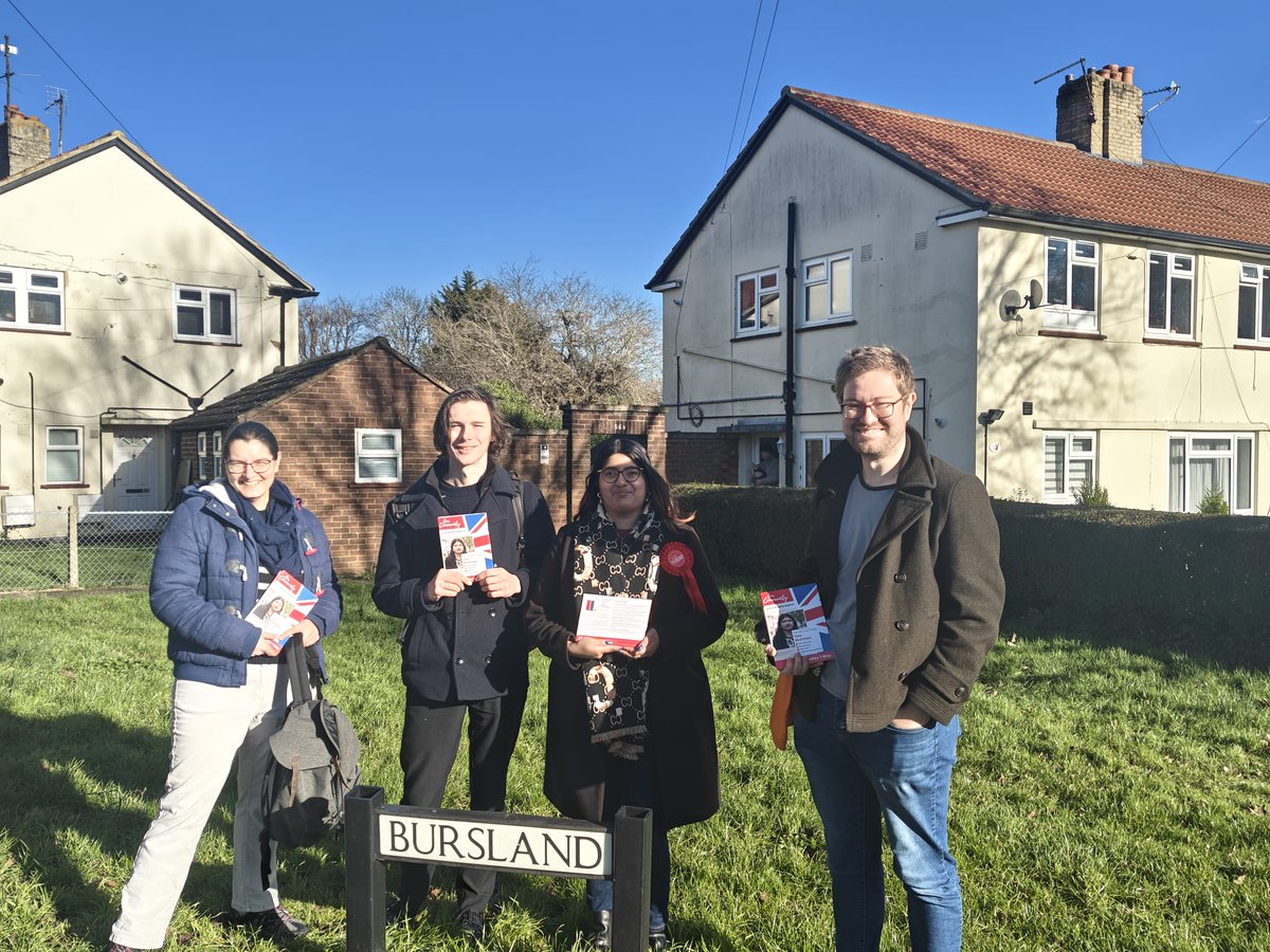 Chilly morning out around Bursland with <a href="/TinaBhartwas/">Cllr Tina Bhartwas 🎗</a> and <a href="/MrsAmyDAllen/">Cllr. Amy Allen 🌹</a>, lots picked up around parking and trees to get sorted