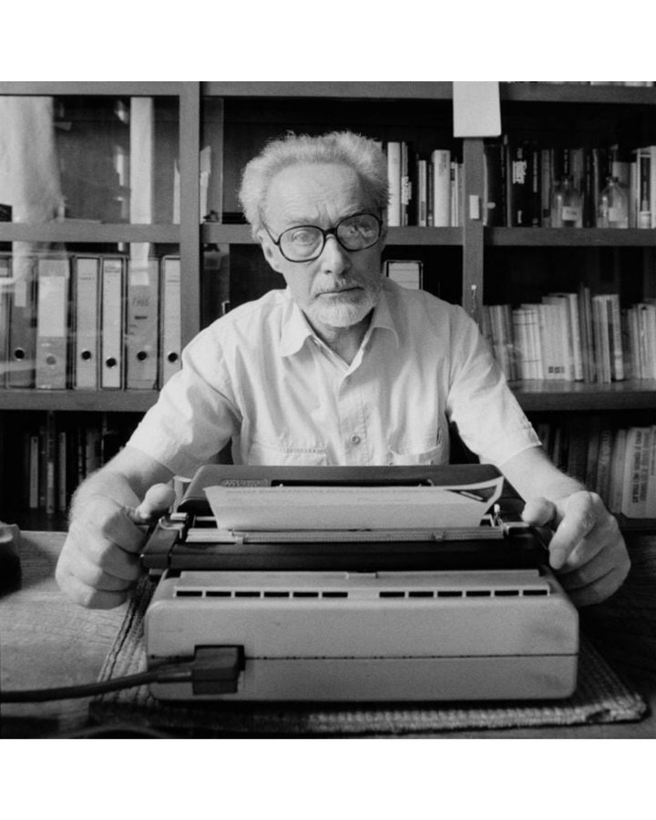 "La memoria è uno strumento molto strano, uno strumento che può restituire, come il mare, dei brandelli, dei rottami, magari a distanza di anni."

Primo Levi

#NoiSiamoMemoria
<a href="/SalaLettura/">©️ Il Caffè Letterario</a>