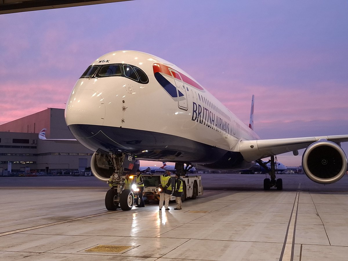 Lee_Halford's tweet photo. Does this still work? Ohh, hi everyone! #avgeek #worklife #officeview #airbus #bitishairways https://t.co/llDmrrn9Zd