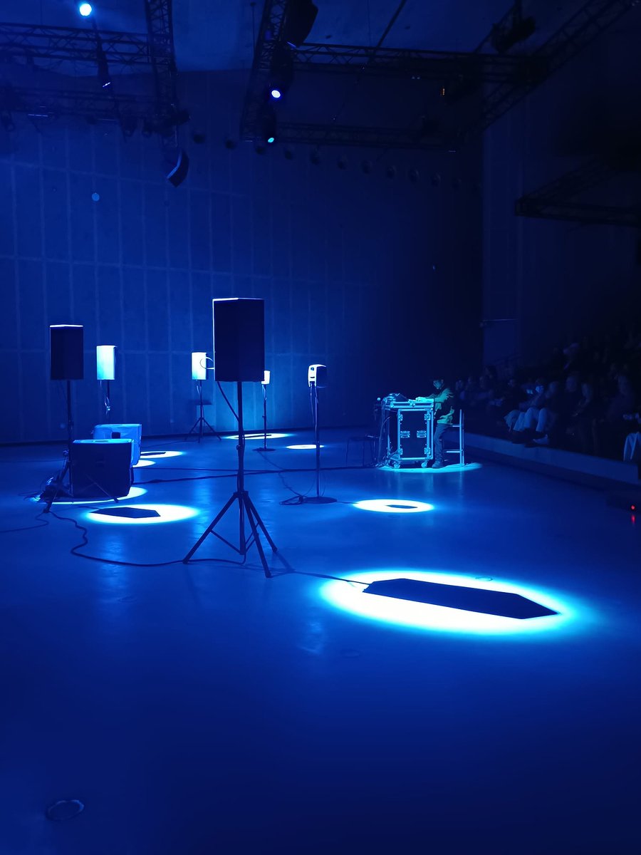 C3A_Andalucia's tweet photo. 📍 #FotodelaSemana. El viernes celebramos en el #C3A una sesión muy especial de #Exploratorios. Carlos Suárez interpretó su obra "Voces del agua", "Cricketmusic" de Peter Eötvös y "Cascabullos", pieza póstuma de la artista Susana Jiménez Carmona. ¡Gracias Lola B. por la imagen! https://t.co/BpGQ0mxQeN