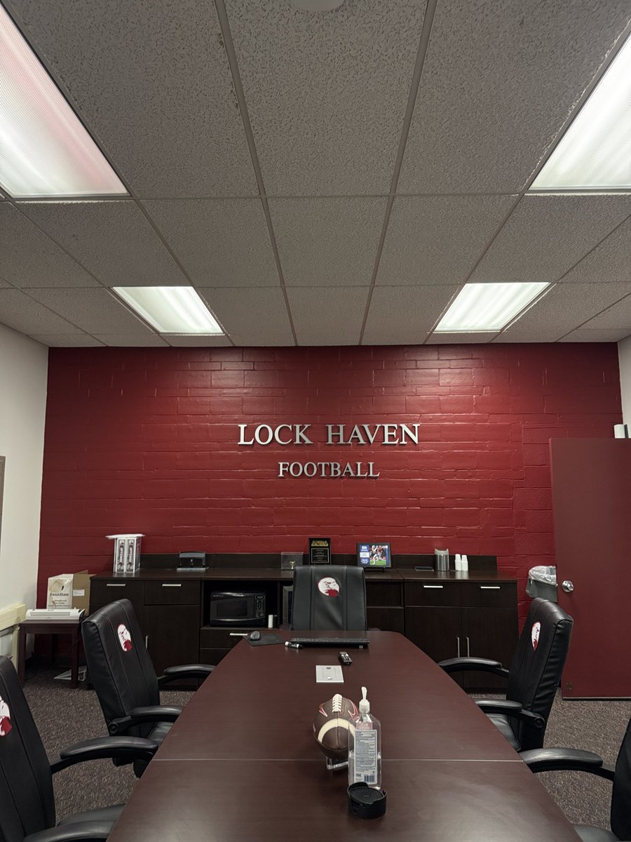 jwhite6_'s tweet photo. Another official visit day at The Haven!! Glad to meet these future Haven Legends!!! Signing day fast approaching! Commit to the 🔒!!  #lockedin🦅🔒 https://t.co/s9oTiVBAdj