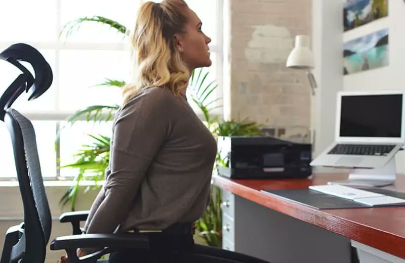 ehsanarj1's tweet image. درد کتف و عضلات پشت، از شایع‌ترین دردها در میان افرادی است که طولانی مدت پشت میز می‌نشینند. برای پیشگیری و درمان این درد کلافه کننده، صاف بنشینید، سینه را جلو دهید و دست‌ها را از پشت به هم قفل کنید. شانه‌ها عقب بکشید، ده ثانیه مکث و روزانه ۵ مرتبه تکرار کنید.
از #درد بدور باشید!