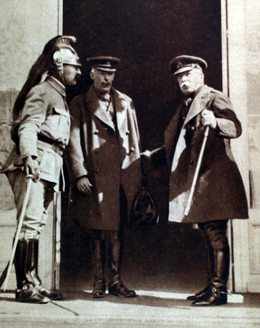 Le Miroir Nov 4 1915 French cavalry greet General French and Joffre
Le mal French a rendu visite au gal Joffre
Le chef du corps expeditionnaire anglaise s'apprete a remonter en automobile x.com/ThisDayInWWI/s…