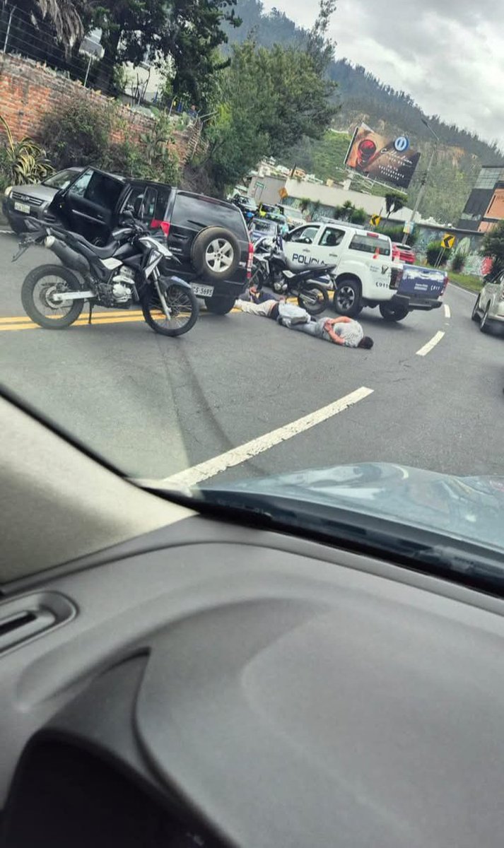 Sinburka's tweet photo. En Miravalle, este momento.  Tomen vias alternas. https://t.co/DWZJwM7Ns6
