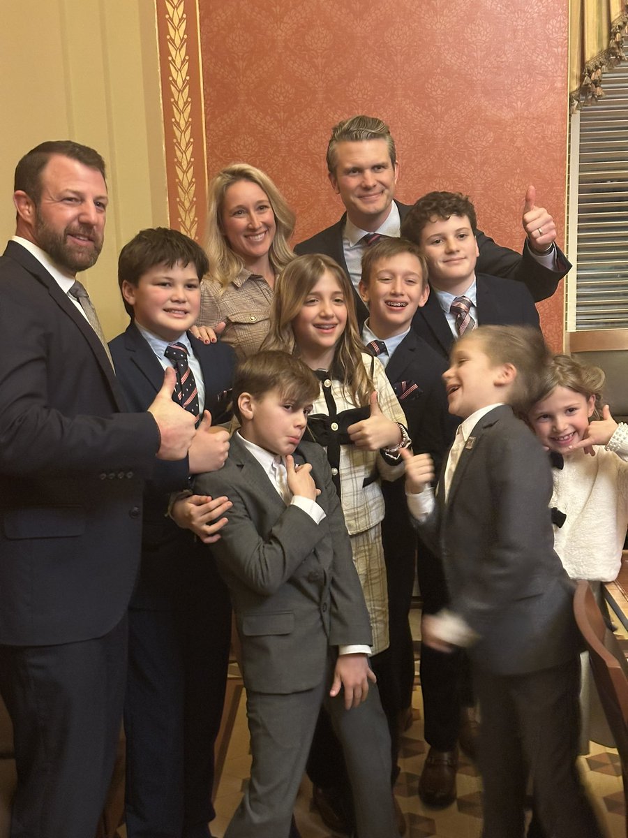 EuricSanti's tweet photo. El nuevo Ministro de Defensa de los Estados Unidos, Pete Hegseth. 

Lo que más quilla los woke, es blanco, felizmente casado y tiene montón de muchachos blancos... con fuertes convicciones cristianas 🥶
