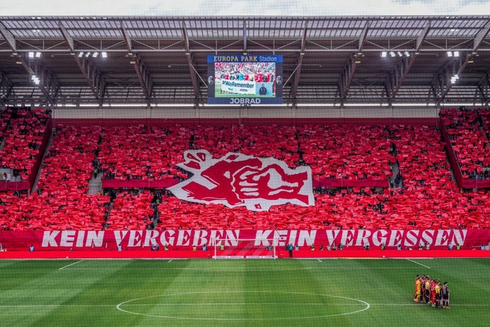 micha_bloss's tweet photo. ➡️ 100.000 in Berlin
➡️ 80.000 in Köln
➡️ Im Fußballstation des @scfreiburg

Wir sind die Brandmauer! https://t.co/QaOojXOXNQ