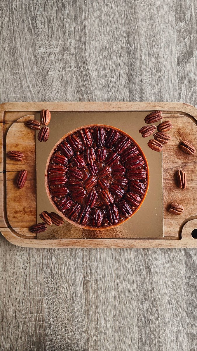 S_Flrs's tweet photo. Pecan pie et crème chantilly mascarpone à la cannelle ! 👩🏻‍🍳🍁

Pas à l'aise pour faire des quenelles de crème chantilly, mais le tout ensemble était super bon ! https://t.co/BSwmpEMYHU