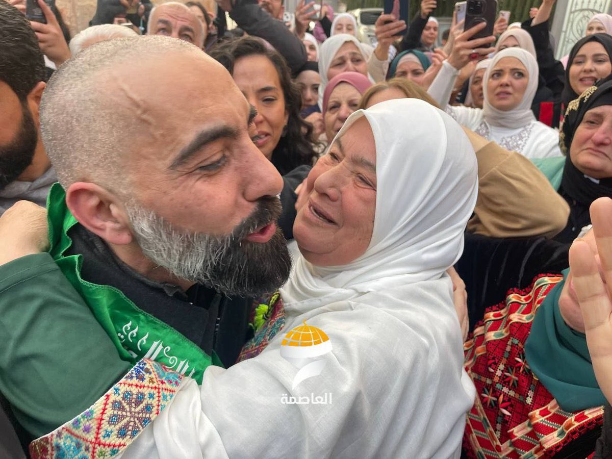 ShaykhSulaiman's tweet photo. BREAKING: Israel has re-arrested captive Ashraf Zghir after raiding his home in Jerusalem

He'd been released hours ago, after spending over two decades in prison - you can see him celebrating his release with his mum

His rearrest is a clear violation of the ceasefire agreement https://t.co/my115Y8d4o