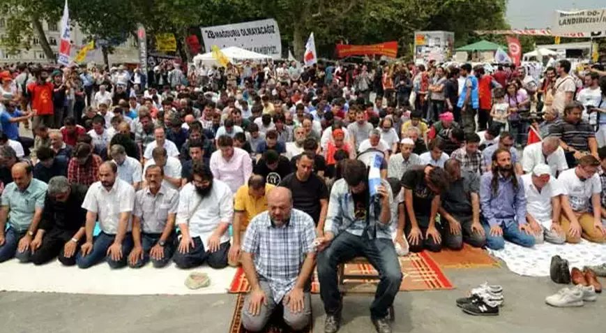rihsaneliacik's tweet photo. 12 yıl sonra Gezi'ye katılmışlar diye dava açmak hukukun guguk haline geldiğinin apaçık göstergesidir. 
Gezi direnişi gururumuz, onurumuzdur.
Hadi buna da dava açın. https://t.co/265y7r6o9U