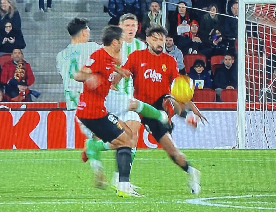 testimmallorca's tweet photo. Hola @rfef

Cap d'aquestes va ser revisada, cap d'aquestes va ser targeta 🟥 pels agressors 

Hi ha indicacions d'apagar el VAR quan els jugadors del @RCD_Mallorca reben entrades duríssimes?? https://t.co/nkhiLr7pPP