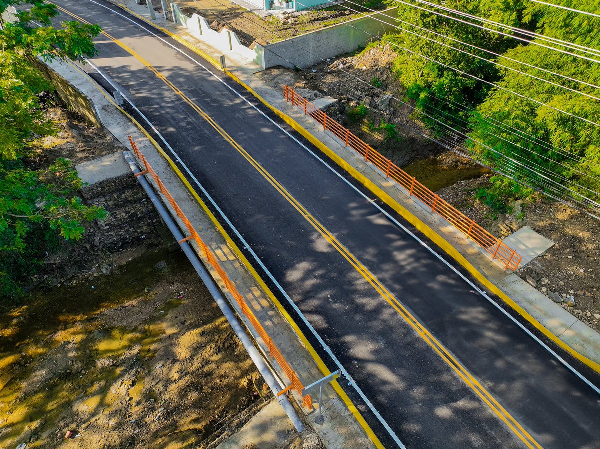 RDMOPC's tweet photo. El Ministro @DeligneAB junto al Ministro de la presidencia @JosePaliza realizaron la inauguración del Puente en la carretera  Luperón - Imbert en la provincia Puerto Plata. Con una inversión de 51 millones de pesos, este puente es un enlace clave para que ganaderos, agricultores y  pescadores transporten sus productos a los mercados de Puerto Plata y otros puntos del país, también facilita la movilidad a los habitantes de esta comunidad impulsando la economía y el turismo, llevando bienestar y desarrollo. #ObrasQueTransformanElPaís #MásObrasMásVidasMejoradas