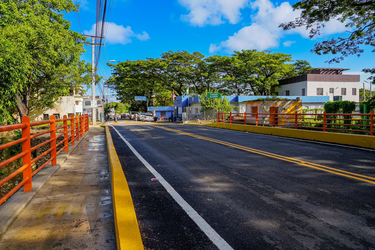 El Ministro <a href="/DeligneAB/">Deligne Ascención</a> junto al Ministro de la presidencia <a href="/JosePaliza/">Jose Paliza</a> realizaron la inauguración del Puente en la carretera  Luperón - Imbert en la provincia Puerto Plata. Con una inversión de 51 millones de pesos, este puente es un enlace clave para que ganaderos, agricultores