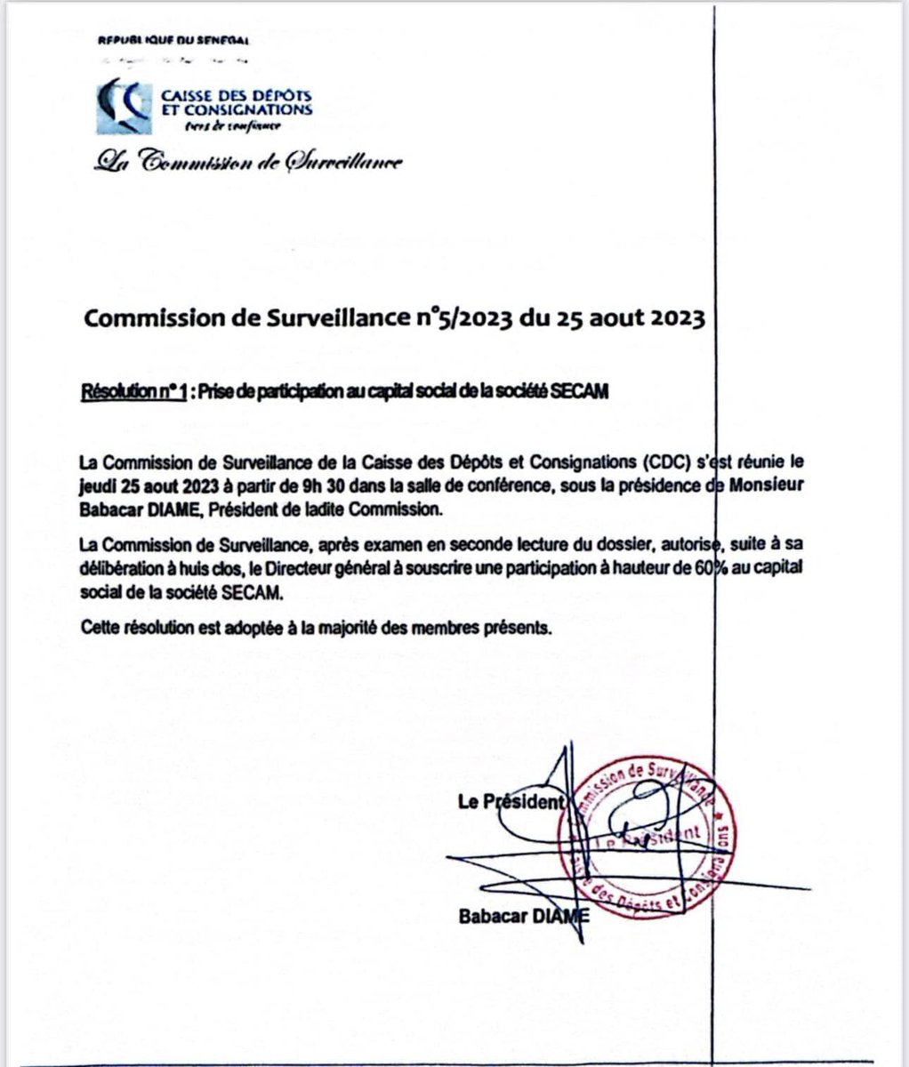 Mameboyediao's tweet photo. Dans un article paru vendredi et samedi dans le même journal « libération » il est fait état d’un scandale prétendu dans l’acquisition de la SECAM par la CDC. Et dans la relation qu’en a fait ce journal et certains sites en ligne il y est dit qu’il y une implication de ma personne en ma qualité d’ancien directeur général de la CDC.
Sans rentrer dans des détails futiles il faut constater pour s’en désoler que la seule fois où mon nom y est mentionné c’est pour dire que l’acquisition en question a été faite pendant que j’y occupais les fonctions de DG sans pour autant en apporter le caractère délictuel.
En réponse à cet article je voudrais apporter les précisions suivantes.
La CDC, dans un souci de compléter sa chaîne de valeur en matière de BTP a voulu ajouter à sa dynamique d’action une société de génie civil. Cette structure viendrait compléter le cadre d’action existant avec une société de promotion foncière (CDC Habitat), une société d’ingénierie (CACO) et sa filière de production de béton ( béton du Sahel).
Contrairement à ce que semble indiquer l’article en question cette acquisition n’a été possible qu’après l’avis favorable de la commission de surveillance cf copie jointe. Cet avis a été précédé par les différents documents indispensables à cette opération notamment la certification des états financiers par un expert agréé.
L’acte de cession en question n’a été complet qu’en décembre 2023 soit 3 mois après mon départ de la CDC.
Dès lors, toutes interprétations tendancieuses des faits n’est que pure manipulation de l’opinion. Je certifie sur l’honneur n’avoir en aucune façon été entendu par la DIC ou, dit-on qu’une plainte à été déposée. Je rappelle aussi que la mission de l’inspection générale d’état a séjourné à la CDC et cette mission donnera les résultats à qui de droit.
Il me semble juste intriguant que la CDC conteste des éléments d’actifs de la SECAM et fasse abriter dans l’immeuble de la même société sa filiale CDMP.
Enfin cet article ne documente aucun paiement effectué par mes soins surtout pas après une lettre d’opposition du Ministre en charge des finances.
Le principe du Jub Jubal Jubanti ne signifie pas jeter à la vindicte populaire des sénégalais de façon aussi légère.