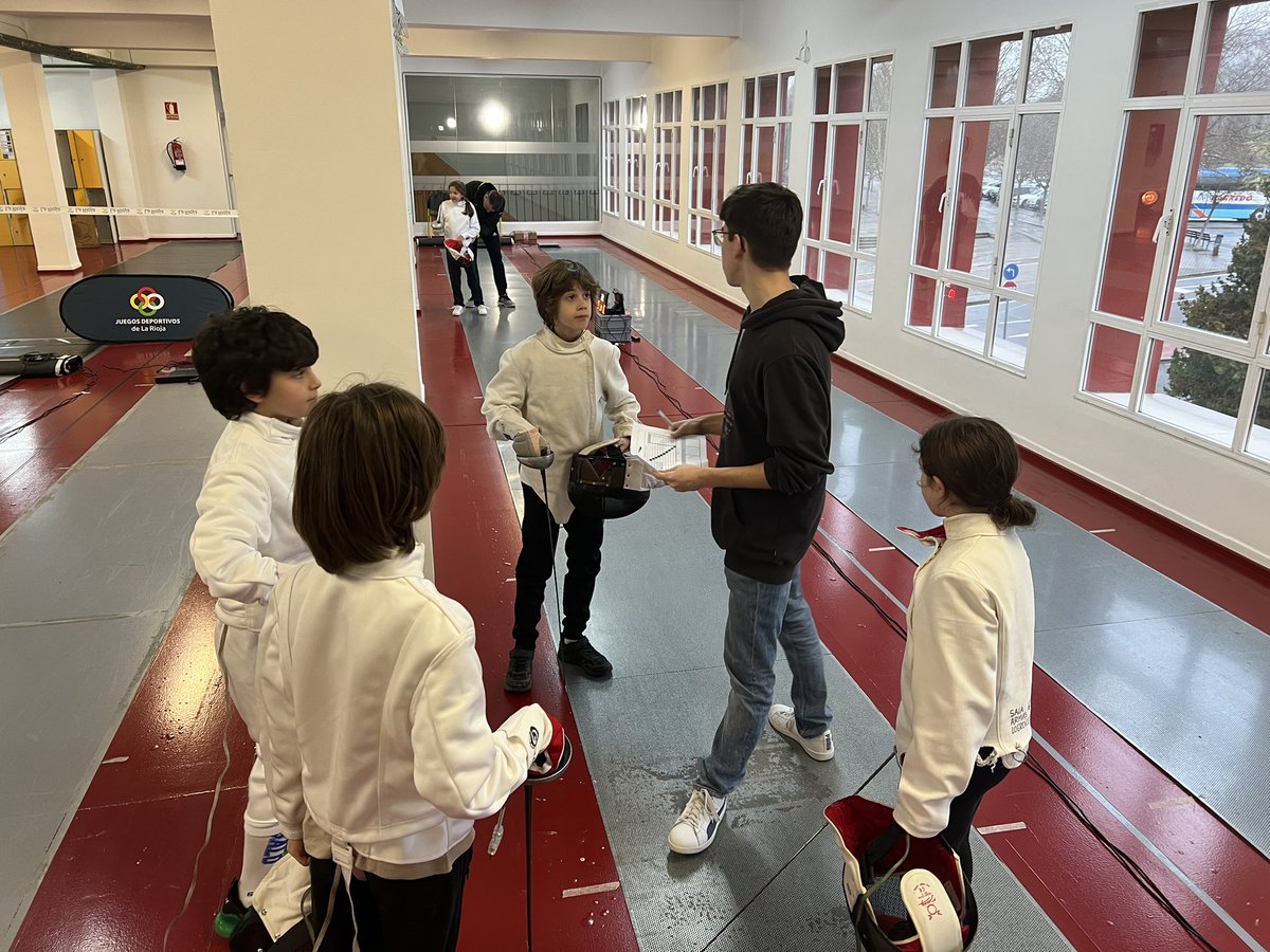 Sa_LoEsgrima's tweet photo. Comenzamos el año 2025 con la 1ª jornada de los JJDD de La Rioja! #Esgrima #LaRioja #JuegosDeportivos https://t.co/ux3y5jO1qZ