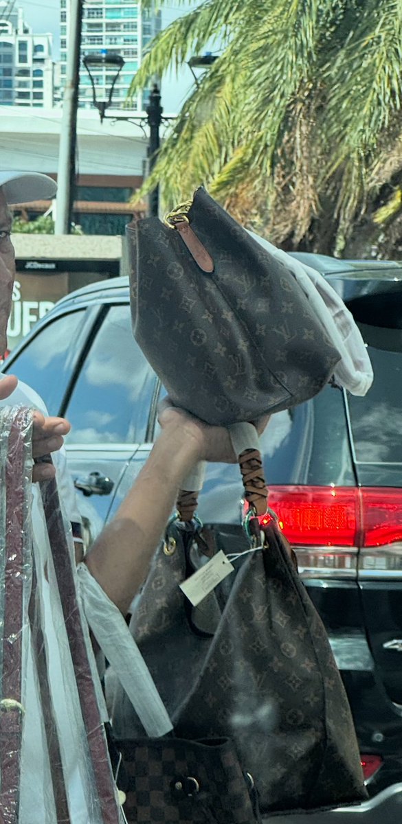 A pocos pasos de Luxury Avenue en Multiplaza, se encuentran ventas ambulantes de productos “LV”, “Gucci” y “Chanel”. 🧐