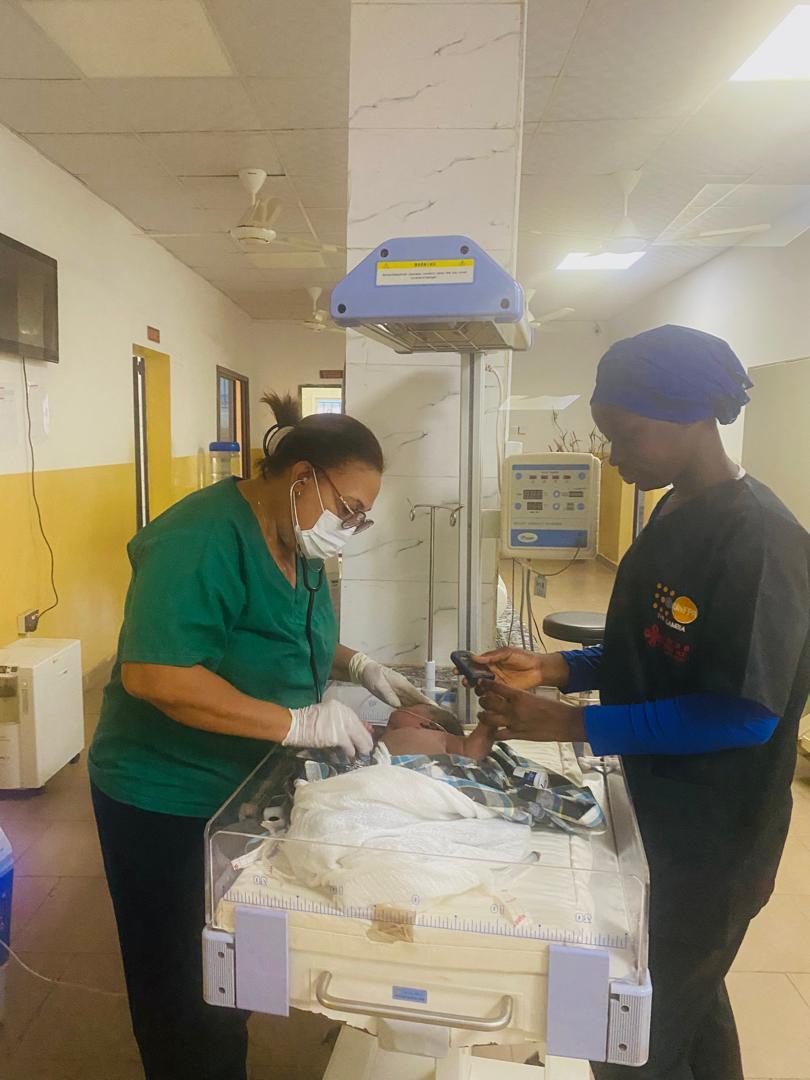 CFajikunda44205's tweet photo. Noche intensa de guardia la de nuestra Dra. Eliadis en Fajikunda, noche en la que demostró el valor de su experiencia médica, salvando vida de pacientes y elevando la calidad de vida del gambiano. Muchas felicidades y éxitos siempre 
#BMCGambia #PorCubaJuntosCreamos https://t.co/0N1OVjoudX
