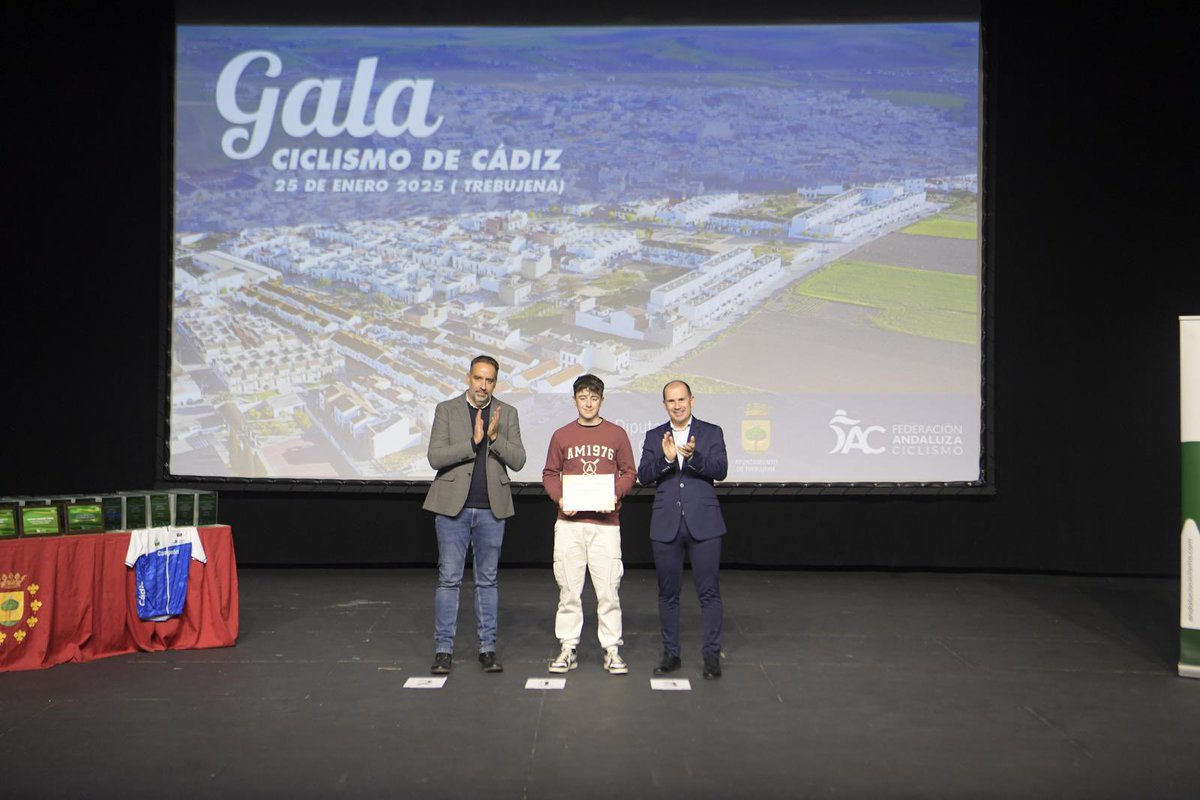 📸🏆Ya se celebra en el Teatro Municipal José Manuel Valderas García de Trebujena la Gala del Ciclismo Gaditano 2024. Los primeros ciclistas en recibir sus premios son los corredores con éxitos en competiciones nacionales y el Ranking Andaluz.
