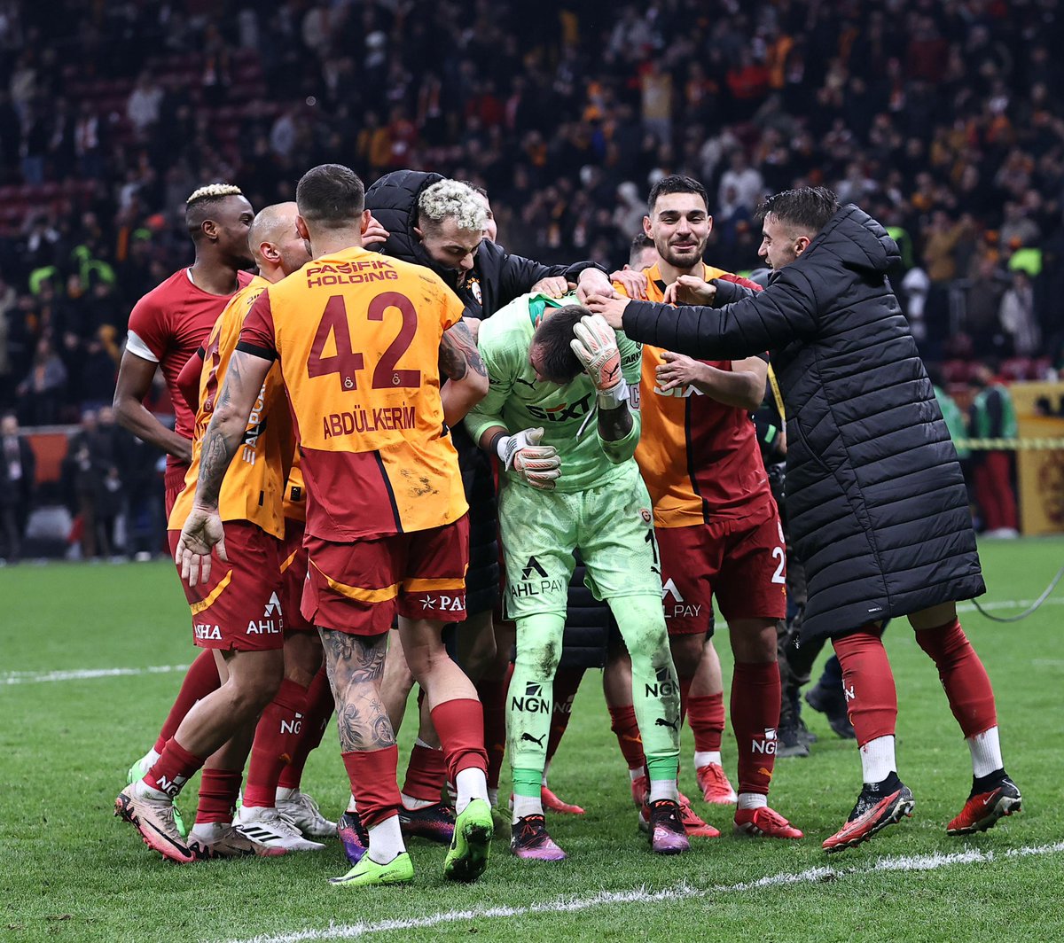 🇹🇷 FT: Galatasaray 1:0 Konyaspor

Galatasaray extend their lead at the top of the table to 9 points 💪

They are still the only Super Lig team to remain unbeaten having won 17 of their 20 games 😳

Can anybody catch up to them this season? 🤔