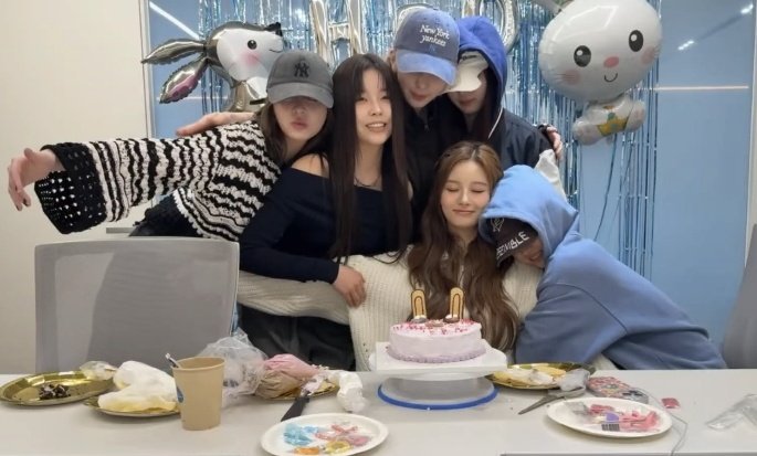 SullyoonBrasil's tweet photo. 📸 | Sullyoon e Nmixx durante sua live de aniversário! 🎂

#HappyBirthDeerSullyoon #나두_설윤이_생일_축하하는뎅 #NMIXX #엔믹스 #Sullyoon @NMIXX_official #설윤 https://t.co/Vbhgjezaoy