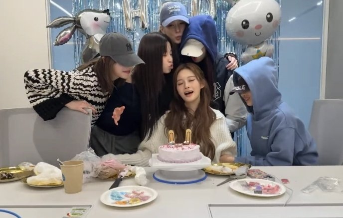 SullyoonBrasil's tweet photo. 📸 | Sullyoon e Nmixx durante sua live de aniversário! 🎂

#HappyBirthDeerSullyoon #나두_설윤이_생일_축하하는뎅 #NMIXX #엔믹스 #Sullyoon @NMIXX_official #설윤 https://t.co/Vbhgjezaoy