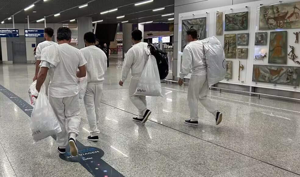🚨ATENÇÃO: Por ordem do presidente Lula, Ricardo Lewandowski, ministro da Justiça, desautoriza uso de algemas e correntes e manda avião da FAB para buscar os brasileiros deportados dos Estados Unidos.

Lula diz se tratar de uma questão de soberania e que, no Brasil, ninguém