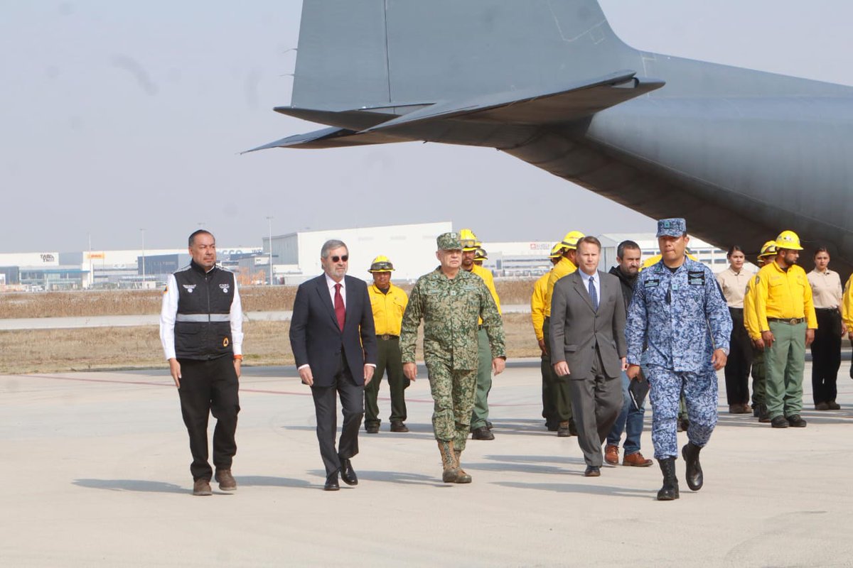 SRE_mx's tweet photo. 📸 Esta mañana, en la Base Aérea Militar de Santa Lucía, el canciller Juan Ramón de la Fuente y el secretario de la Defensa Nacional, Ricardo Trevilla Trejo, recibieron al contingente conformado por la @SRE_mx, @SEDENAmx, @CNPC_MX y @CONAFOR que asistió en el combate de los recientes incendios de Los Ángeles, por instrucciones de la presidenta @Claudiashein. Nuestros equipos pusieron el nombre de México en alto, representando nuestra siempre presente solidaridad mexicana a través de su trabajo y esfuerzo.

México es un gran aliado y socio de Estados Unidos. Nuestros pueblos siempre encontrarán apoyo mutuo incluso en los momentos más difíciles.