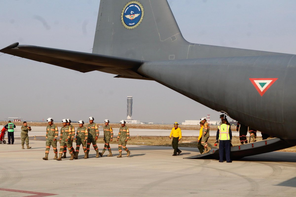 SRE_mx's tweet photo. 📸 Esta mañana, en la Base Aérea Militar de Santa Lucía, el canciller Juan Ramón de la Fuente y el secretario de la Defensa Nacional, Ricardo Trevilla Trejo, recibieron al contingente conformado por la @SRE_mx, @SEDENAmx, @CNPC_MX y @CONAFOR que asistió en el combate de los recientes incendios de Los Ángeles, por instrucciones de la presidenta @Claudiashein. Nuestros equipos pusieron el nombre de México en alto, representando nuestra siempre presente solidaridad mexicana a través de su trabajo y esfuerzo.

México es un gran aliado y socio de Estados Unidos. Nuestros pueblos siempre encontrarán apoyo mutuo incluso en los momentos más difíciles.