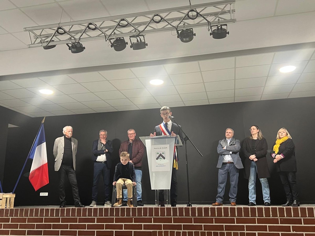TaverneMichael's tweet photo. Ce vendredi soir je me suis rendu dans la commune de #jenlain pour la traditionnelle cérémonie des voeux du maire Johan Dremaux. Je le remercie ainsi que son conseil municipal pour l'invitation.
Je souhaite une très belle année 2025 à tous les Jenlinois et Jenlinoises 🙏 https://t.co/NwwMzx3fd2