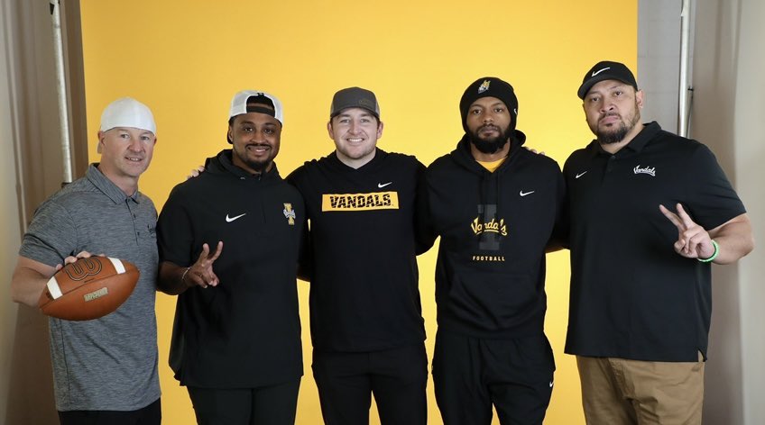 RECRUITS take notice 👀🗣️

The best defensive staff in America. Thankful for these men! #DBLOCK #FPA
#GoVandals #✌️z🆙

<a href="/CoachFendall/">Neil Fendall - Father, Husband, Coach</a> <a href="/CoachAvery__/">Avery Roberts</a> <a href="/CoachTD__/">Treston Decoud</a> <a href="/T_Finau92/">Tevita Finau</a>