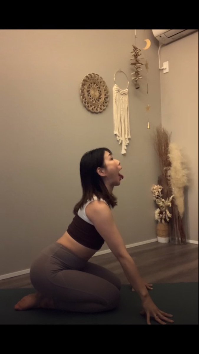 ライオンのポーズ　横アングル
1,K.M 2,E.K 3,E.K 4,M.S
4人のヨガインストラクター
1、2枚目は舌が長い分、ポーズの力みが取れてエロい。
3、4枚目は舌が短い分、口を大きく開けて力んでる。
手が逆手の方が舌が出やすいのかも。
#ライオンのポーズ
#ヨガ
#ヨガインストラクター 
#舌フェチ
#舌エロ