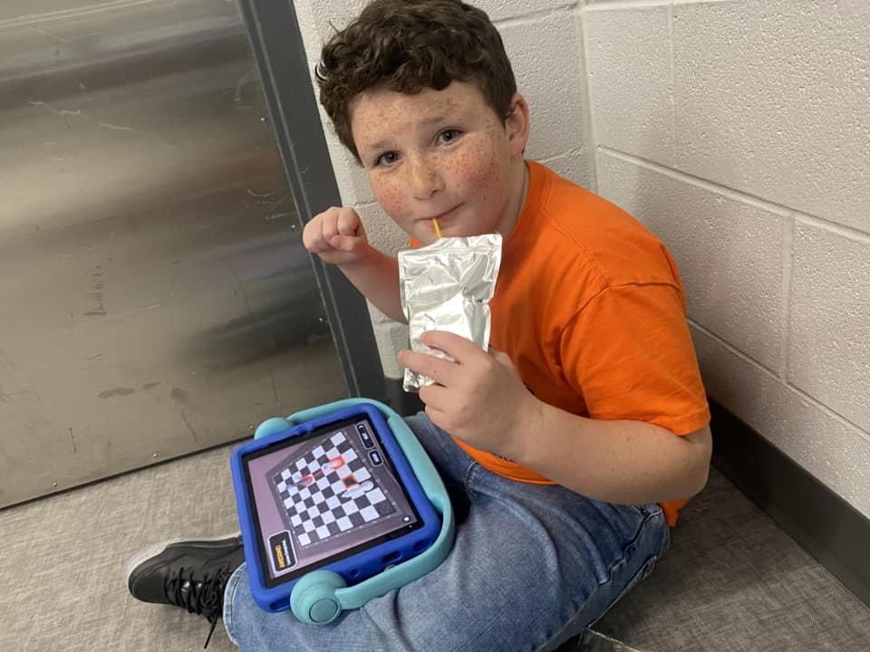 CoachSoderling's tweet photo. No time to rest, gotta prepare for round 5….but not without a victory drink!
WHO BROUGHT THE ORANGE SLICES FOR HALFTIME?
#ChessDad? https://t.co/Tv25iRZ53T