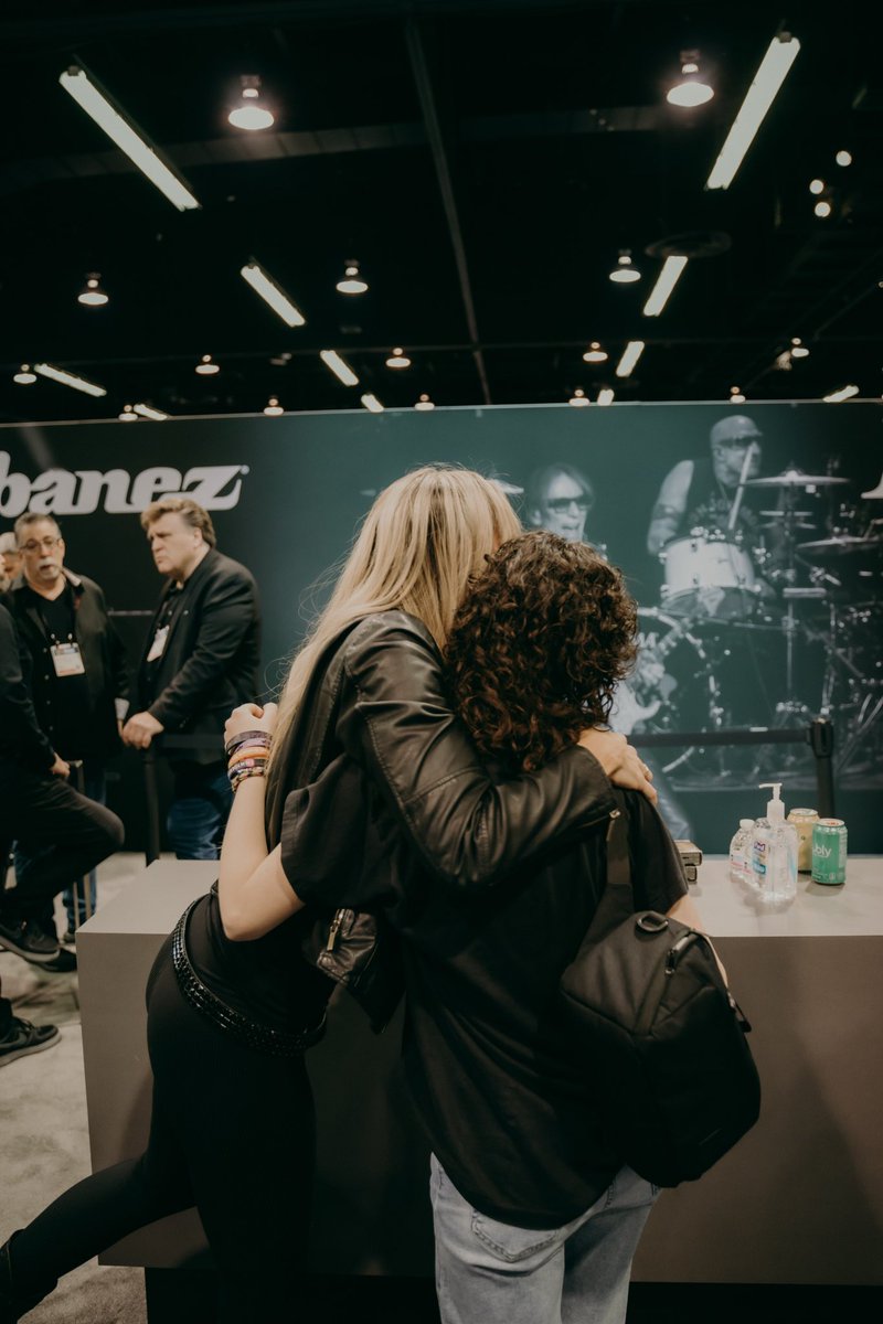 It was a lovely <a href="/NAMM/">NAMM</a> Saturday with the <a href="/ibanezofficial/">Ibanez Guitars</a> fam ✨thanks to everyone who came to say hello!
Stay tuned for more… ❤️🎸💋

📸 <a href="/AmbATamb/">𝔸𝕄𝔹</a>